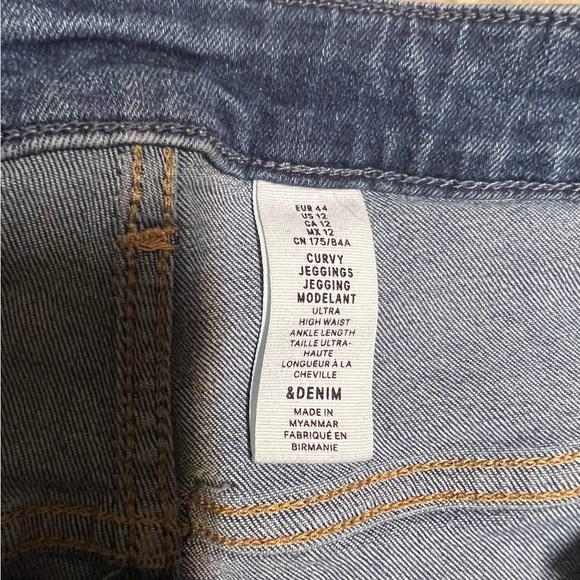 THE CLASSIC JEANS - Picture 3 of 3